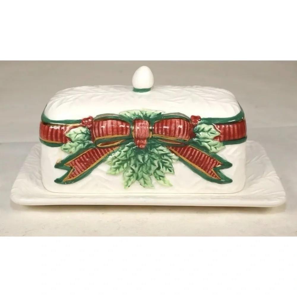 Deck the Holly by INSPIRADO DESIGNS 1/4 Lb Covered Butter Dish